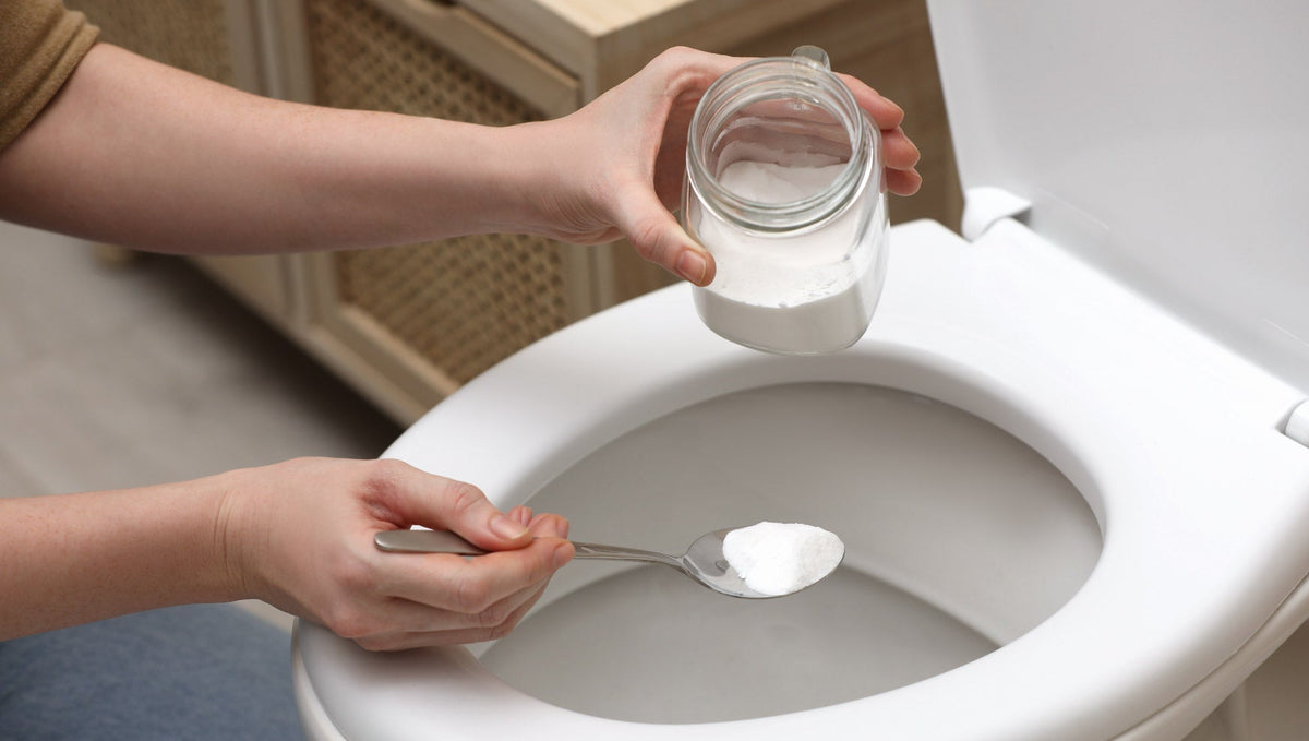 How to clean a toilet with natural products